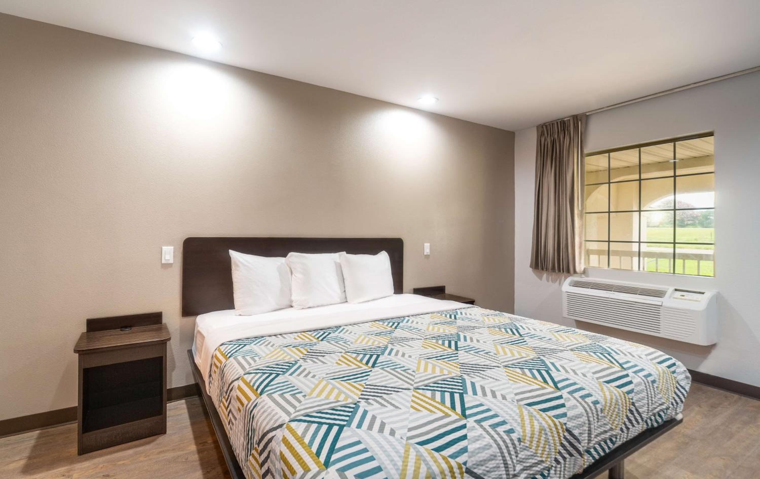 1 King Bed - Non-Smoking