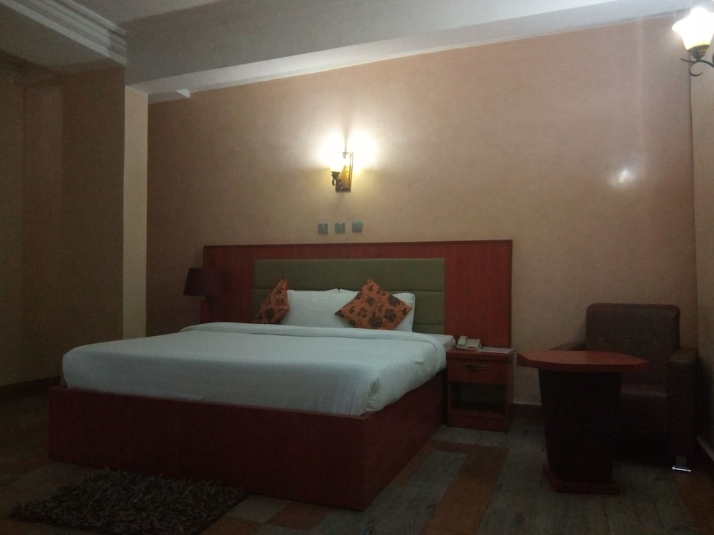 Grand Room, 1 King Bed, Non Smoking, Pool View
