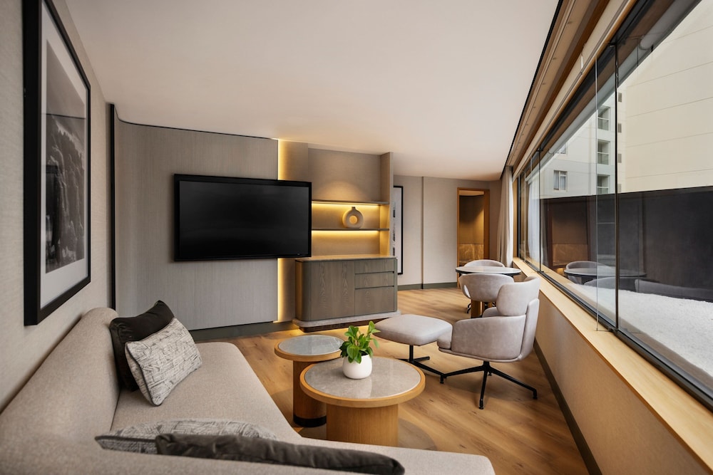 Executive Suite, 1 Bedroom, City View (Corner)