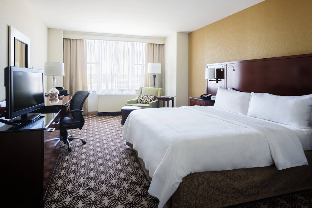 Deluxe Room, 1 King Bed (Mobility/Hearing Access, Roll-in Shwr)