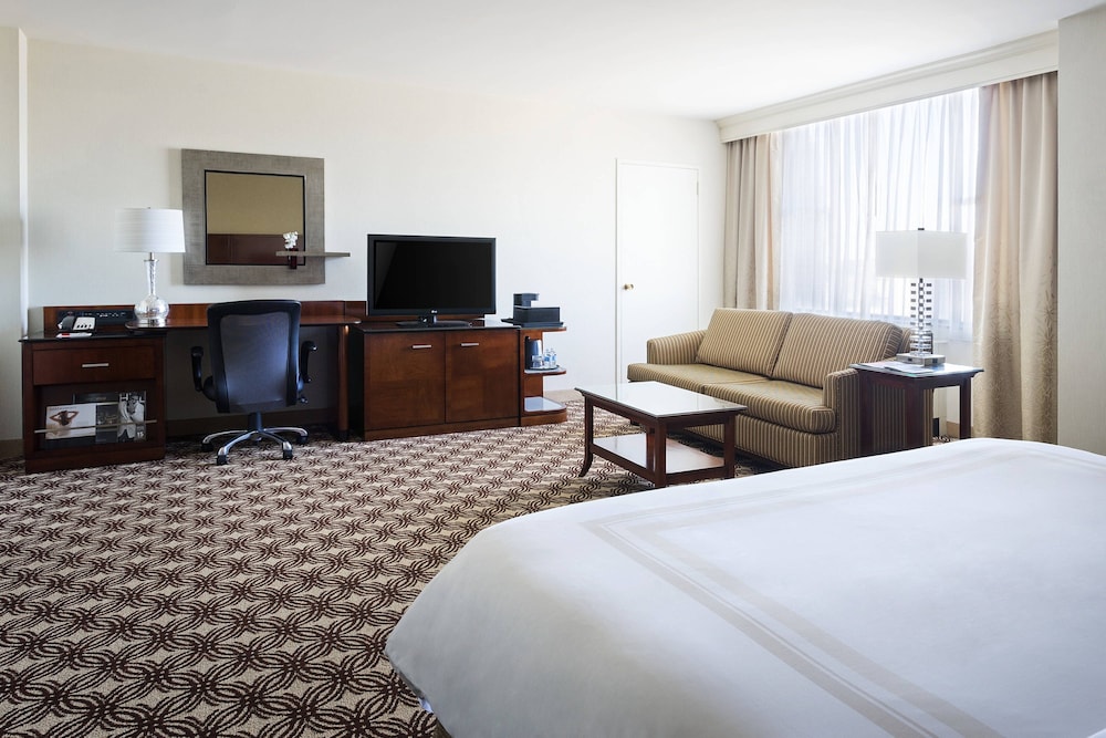 Junior Suite, 1 King Bed with Sofa bed, City View, Corner