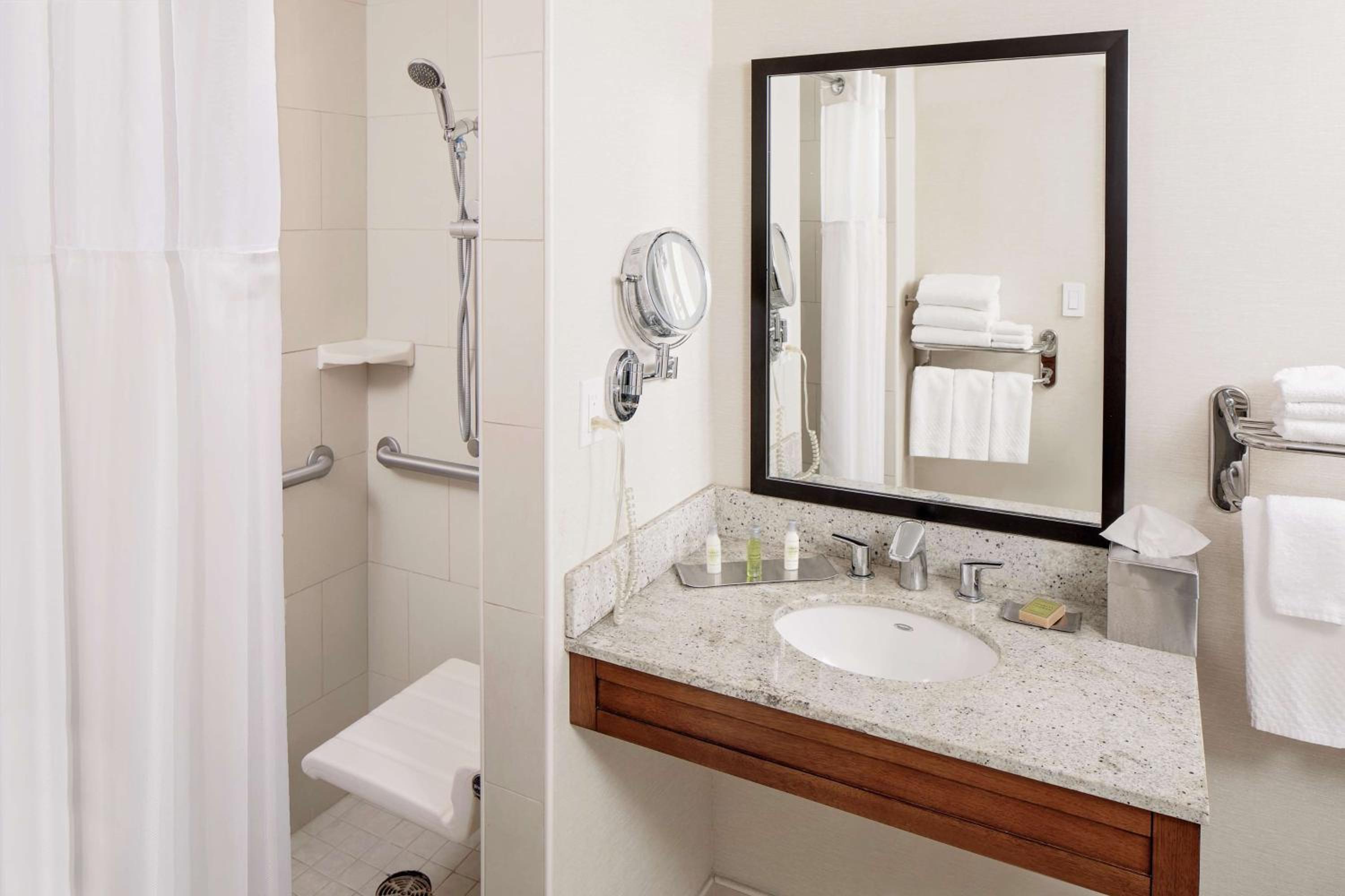 King Room - Disability Access- Waterview -Non-Smoking