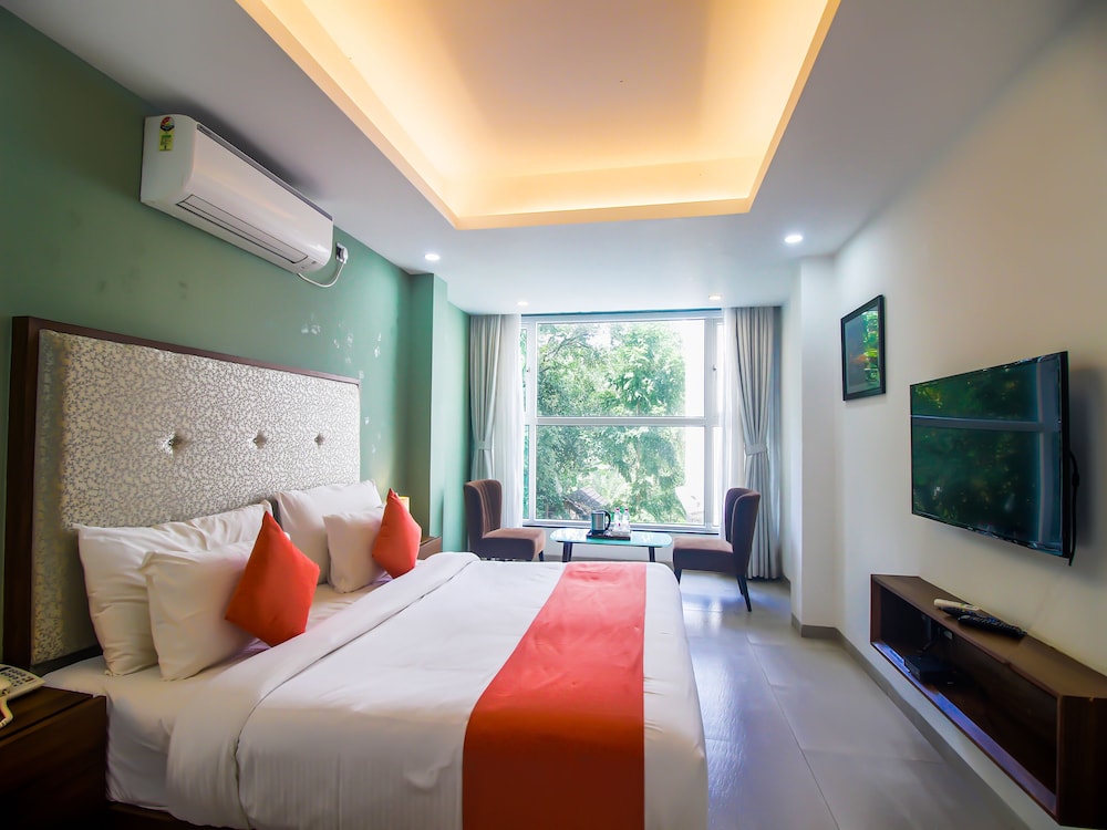 Superior Room, 1 King Bed, Bathtub