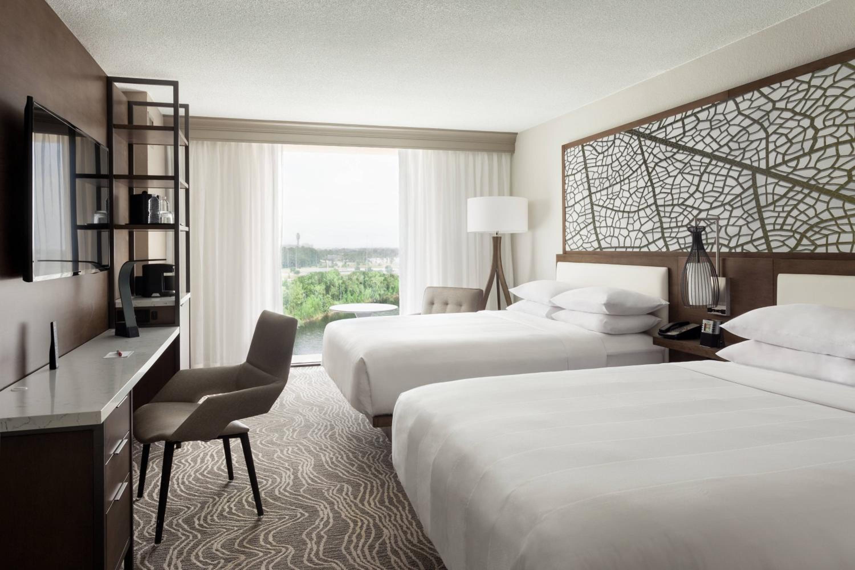 Guest room with Two Queen Beds, Lake view