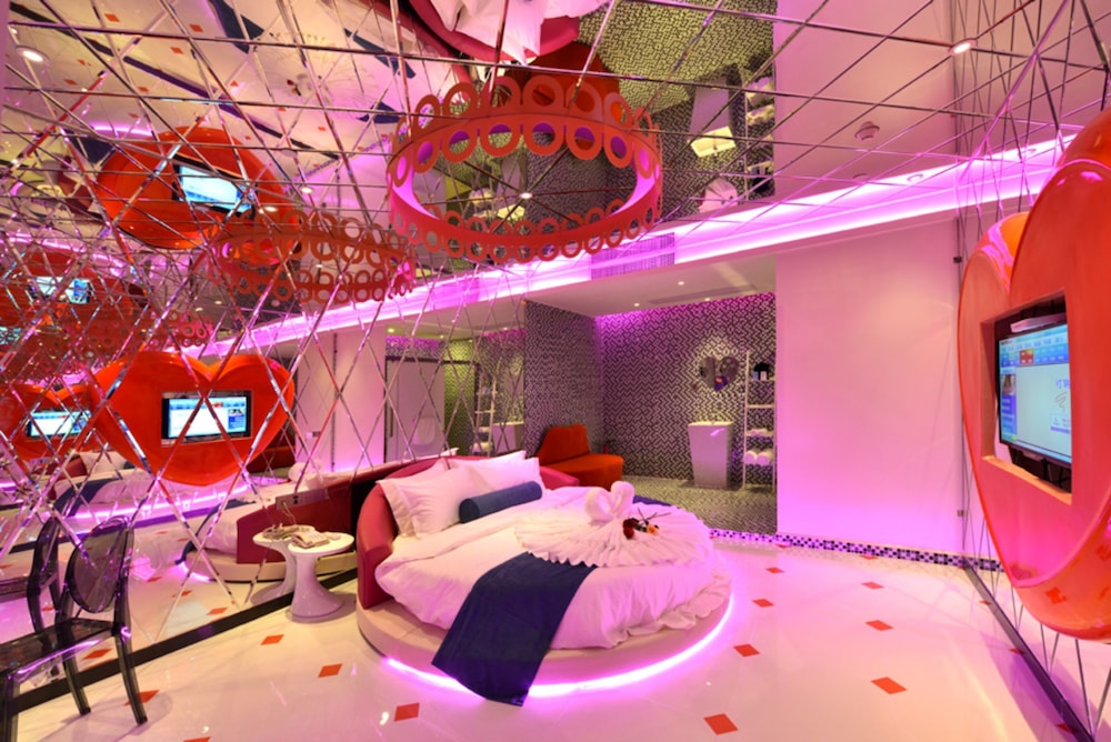 Romantic Double Room with Round Bed