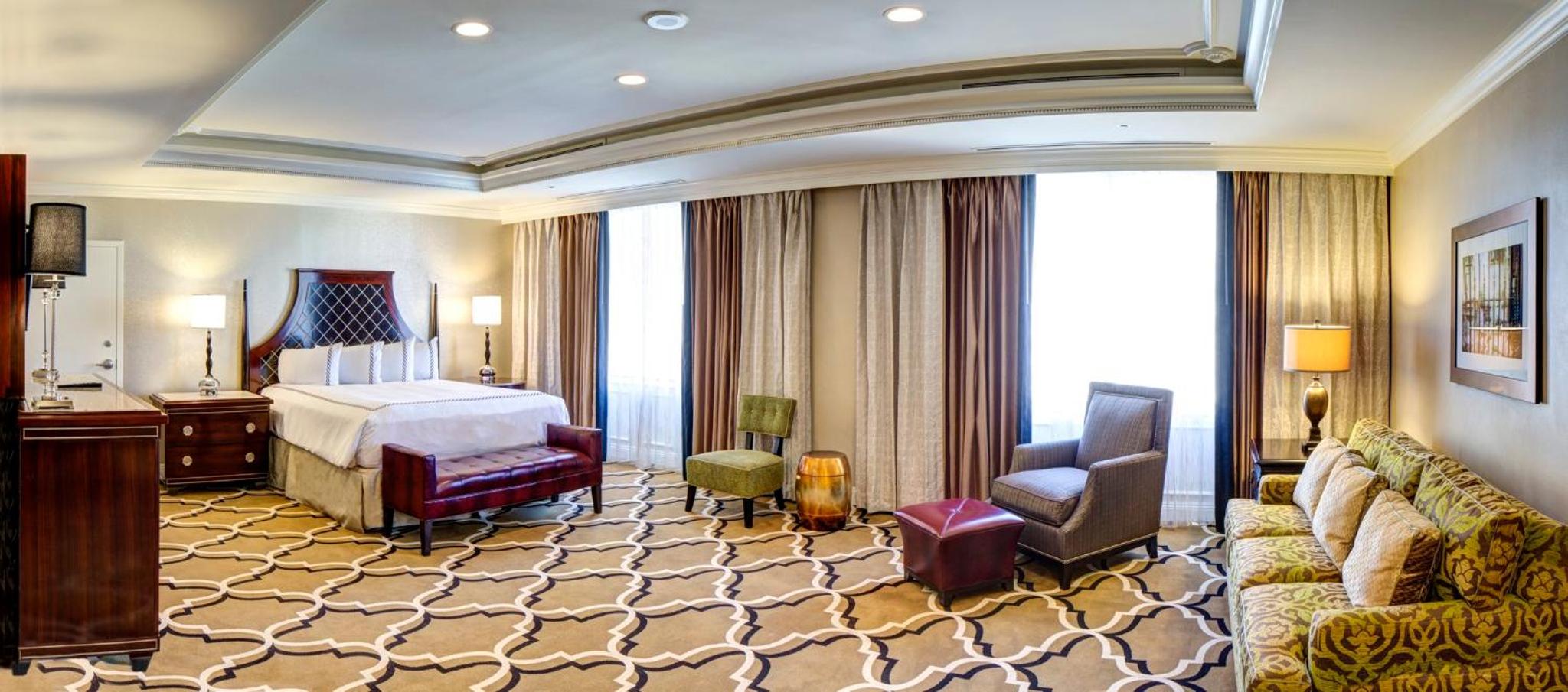 Classic Queen Room with Two Queen Beds and Roll-In Shower - Mobility Access