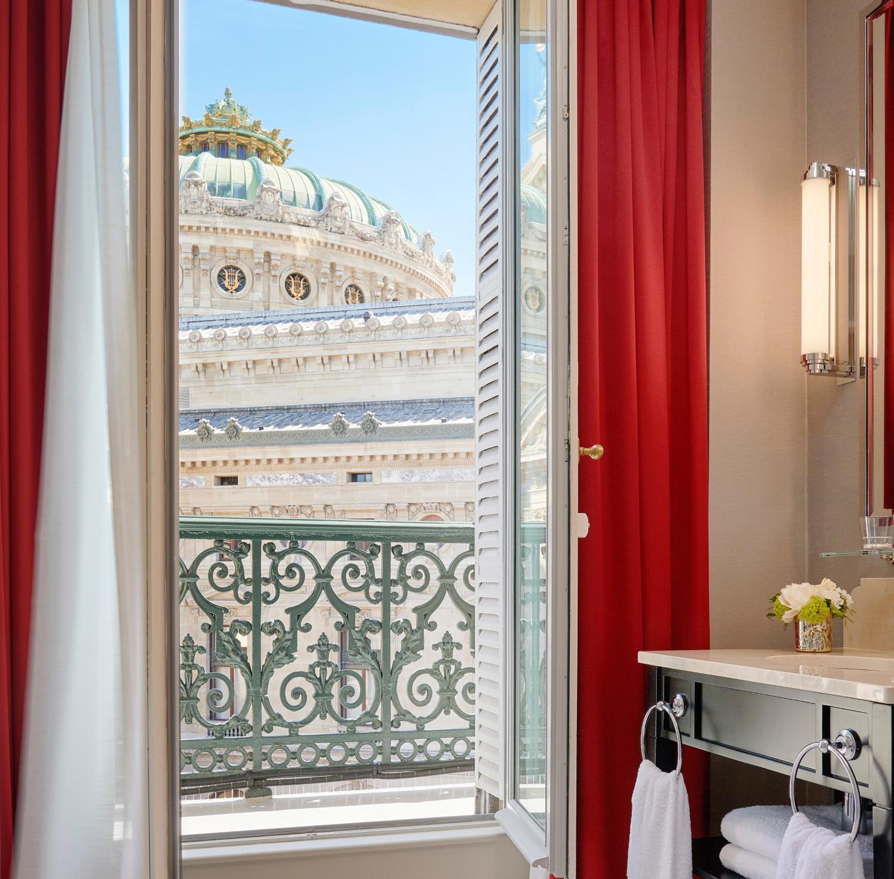 Classic Queen Room with Club Lounge Access