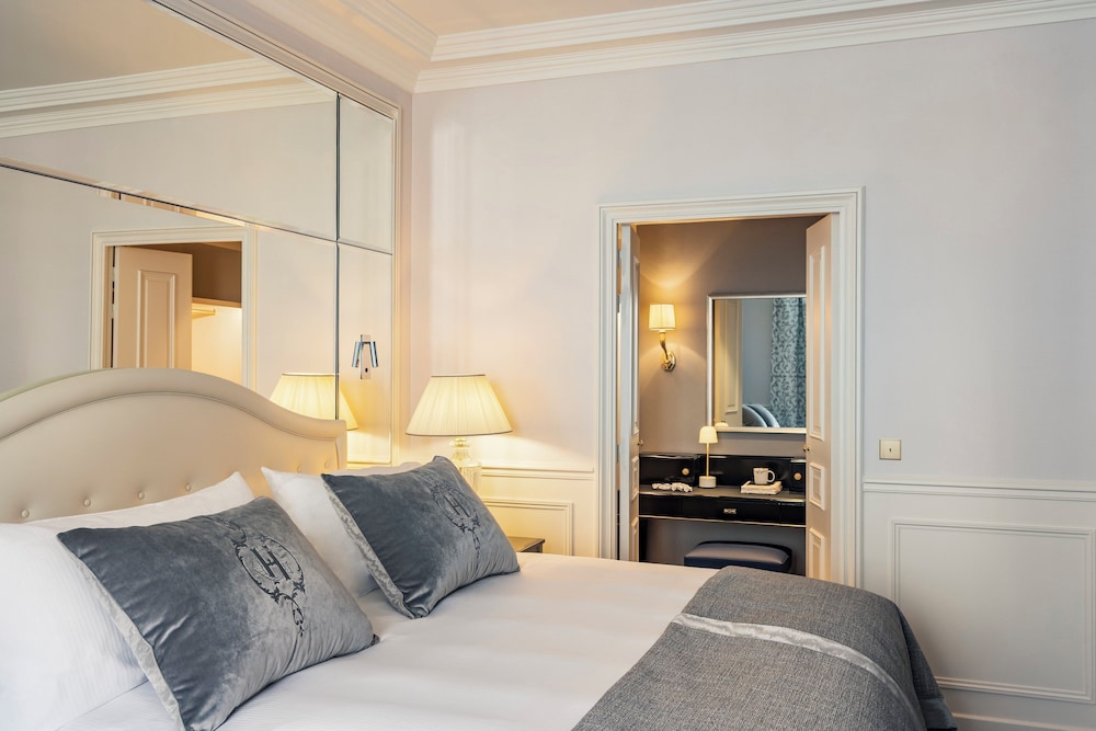 Suite, 1 Bedroom, Balcony (Opera View)