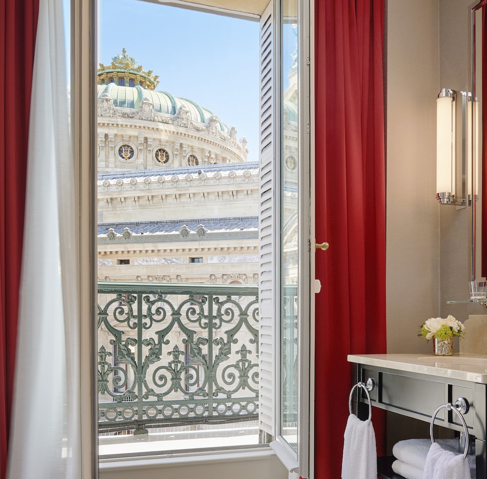 Classic Room, 1 King Bed, Balcony (Opera View)
