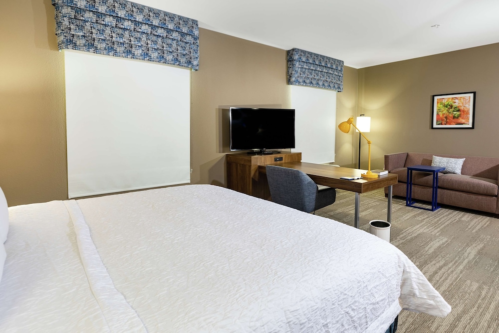Studio, 1 King Bed, Refrigerator & Microwave (Wet bar)