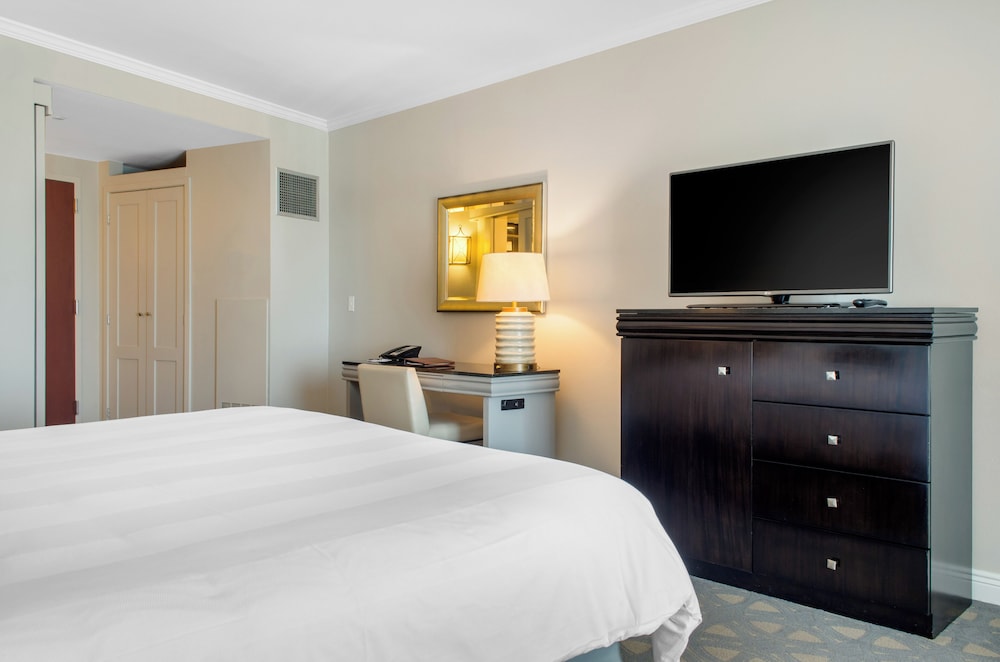 Deluxe Room, 1 King Bed, Mobility Accessible