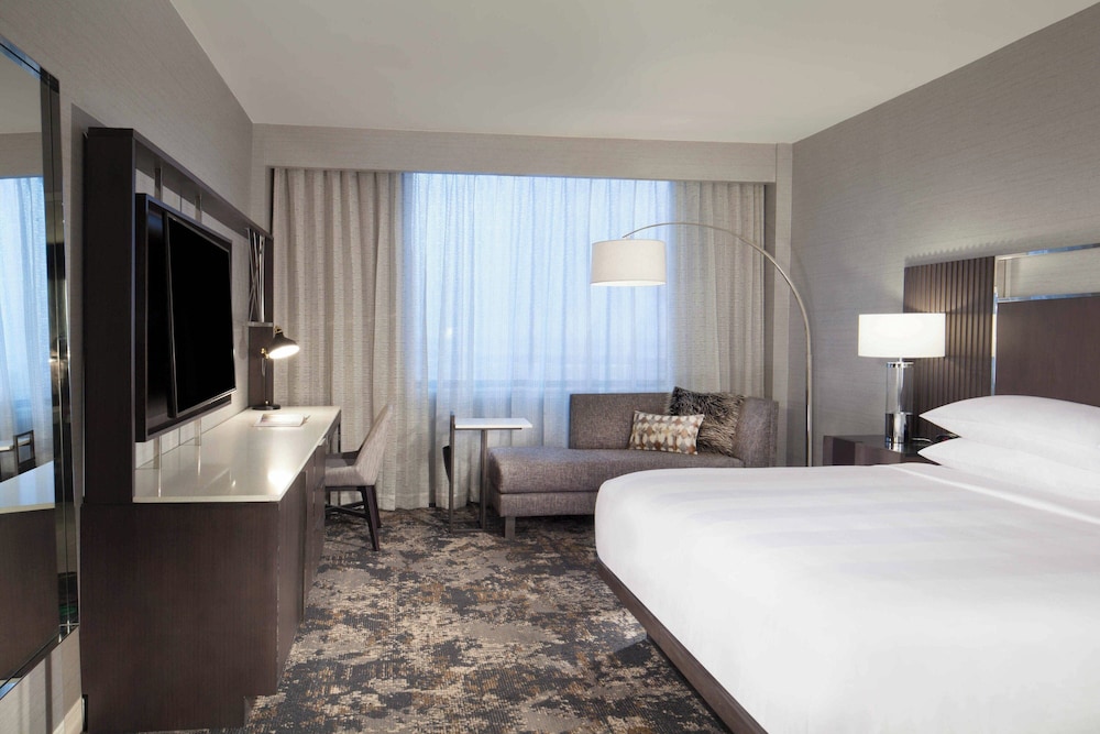 Room, 1 King Bed (Mobility Accessible, Roll-In Shower)