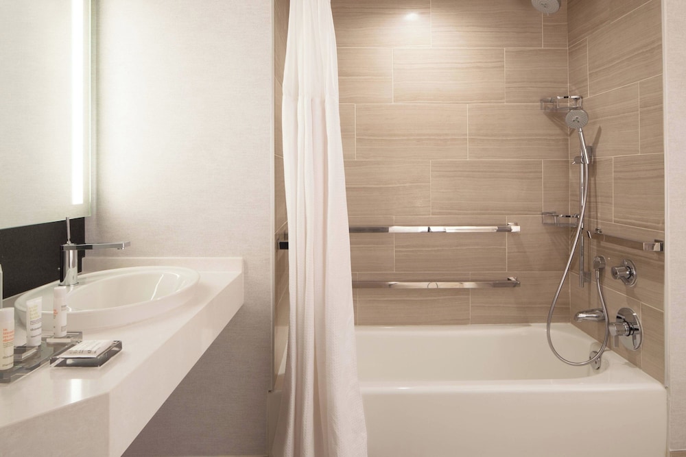 Room, 1 King Bed (Mobility/Hearing Accessible, Tub)