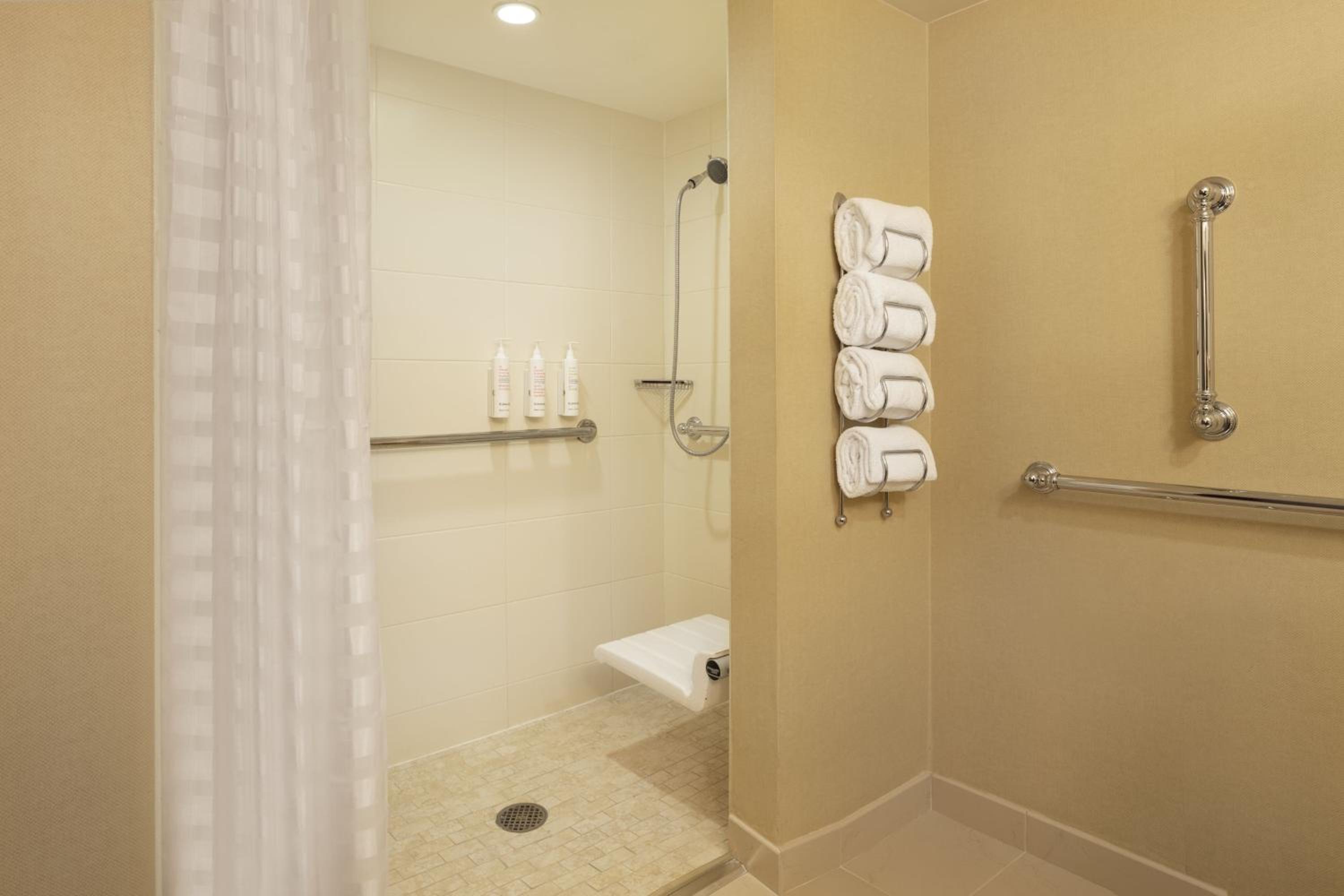 Deluxe King Room with Balcony and Tub - Mobility Accessible