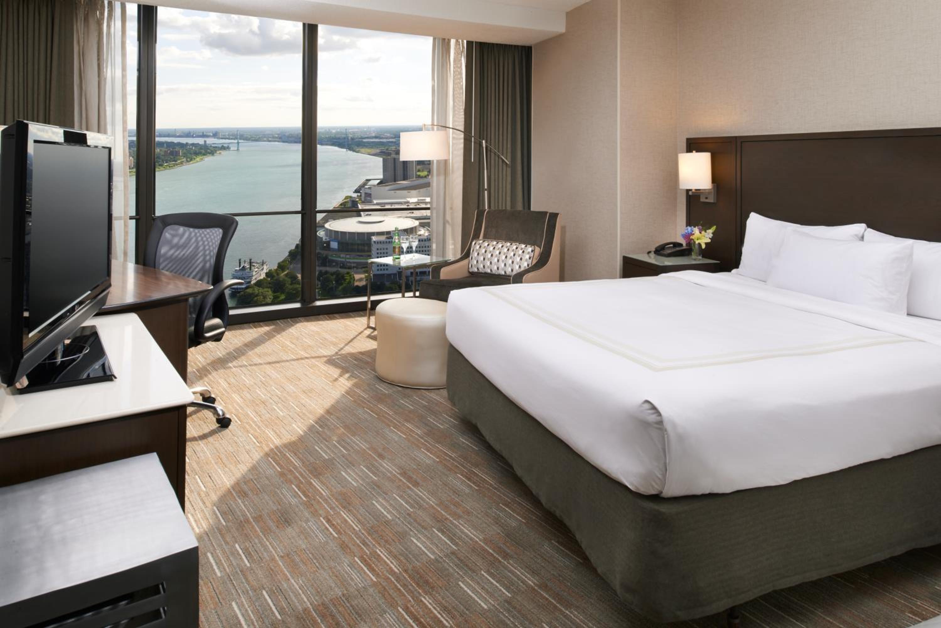 King Room with Roll-in Shower - Mobility and Hearing Accessible