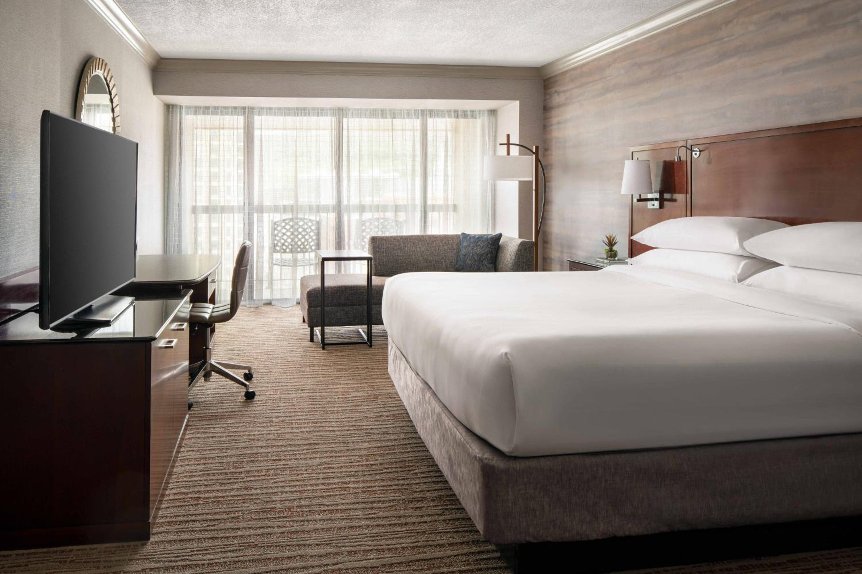 Executive High Floor Room, 1 King Bed with Balcony