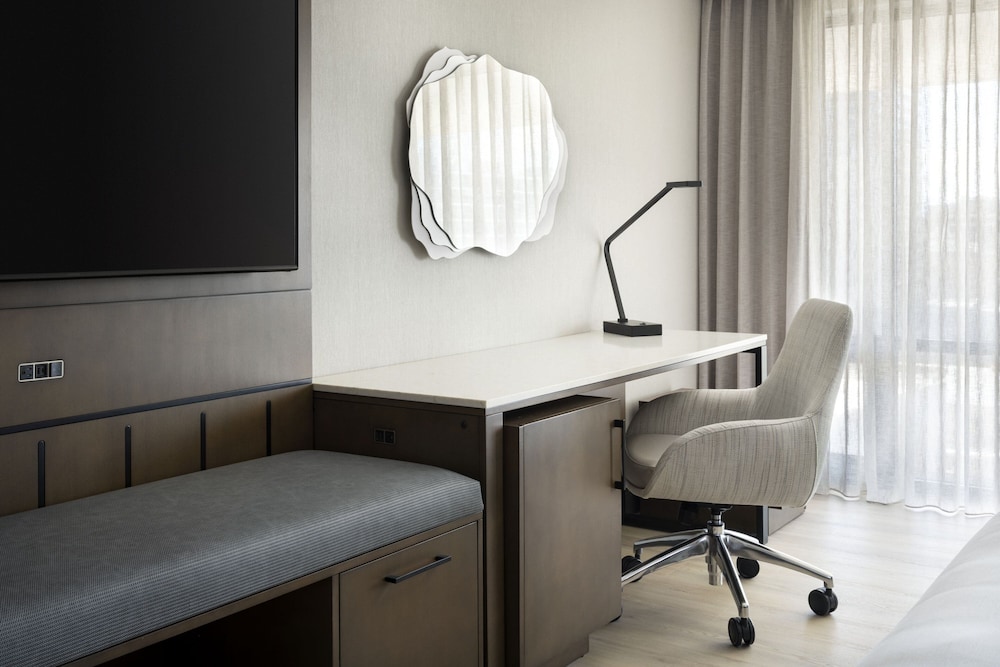 Deluxe Room, 2 Queen Beds (Mobility Accessible, Roll-in Shower)