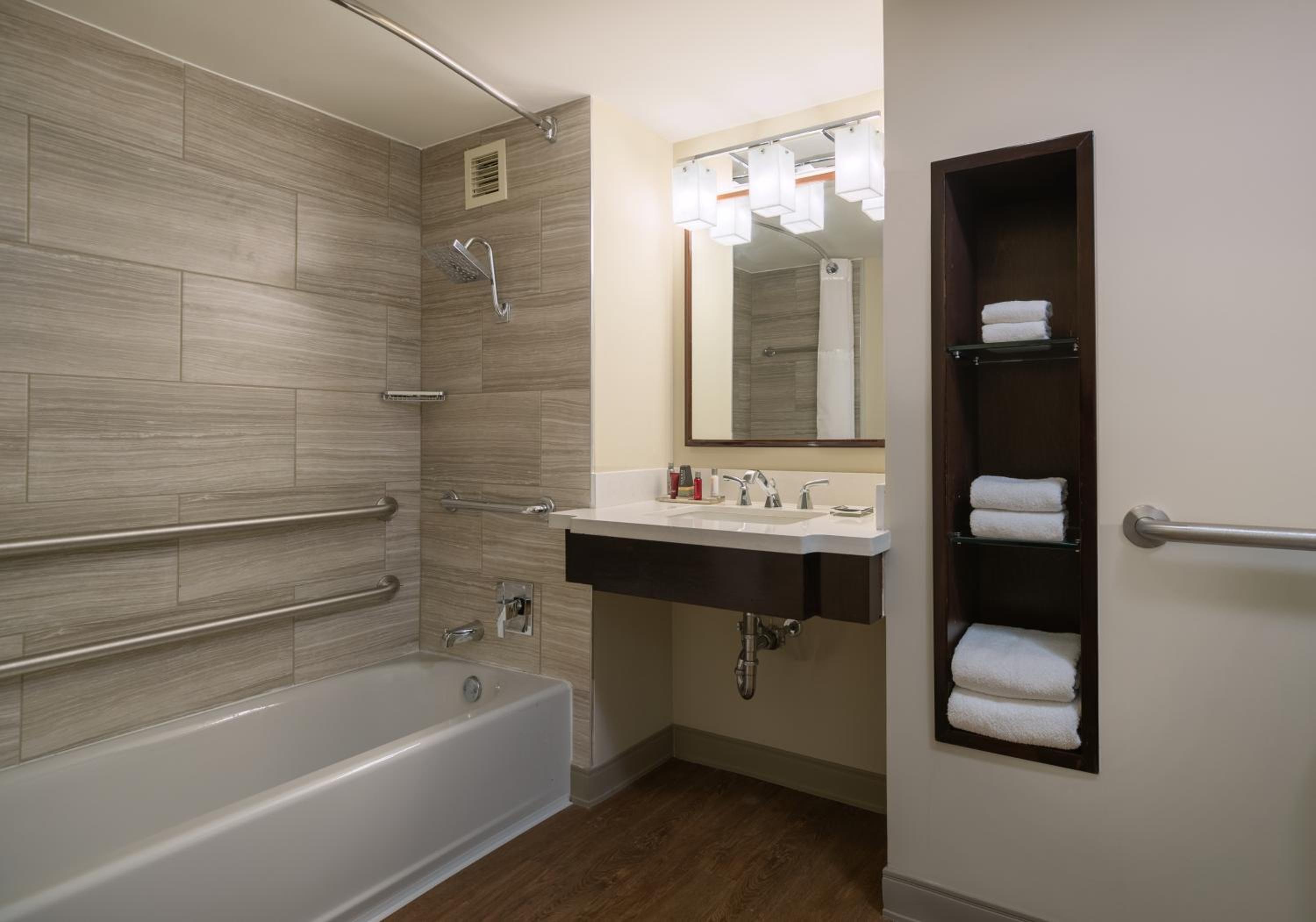 1 King Bed, M Club Lounge Access, Guest Room Mobilty Accessible Room with Bathtub