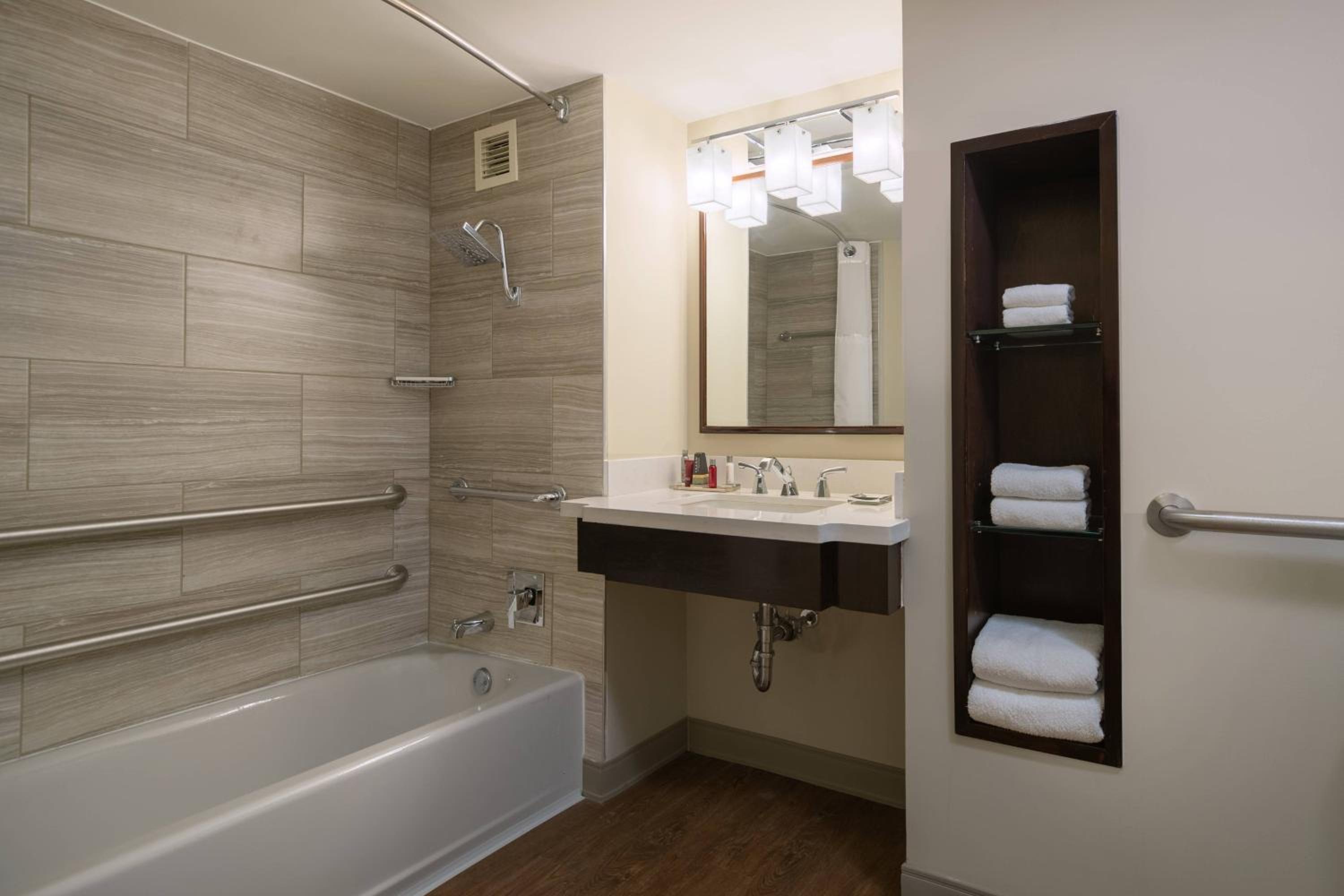 2 Queen Beds, Guest Room Mobilty Accessible Room with Bathtub