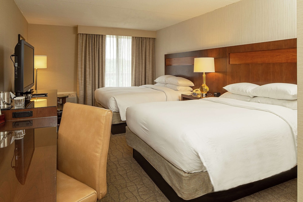 Suite, 1 King Bed, Accessible, Non Smoking (Roll-in Shower)