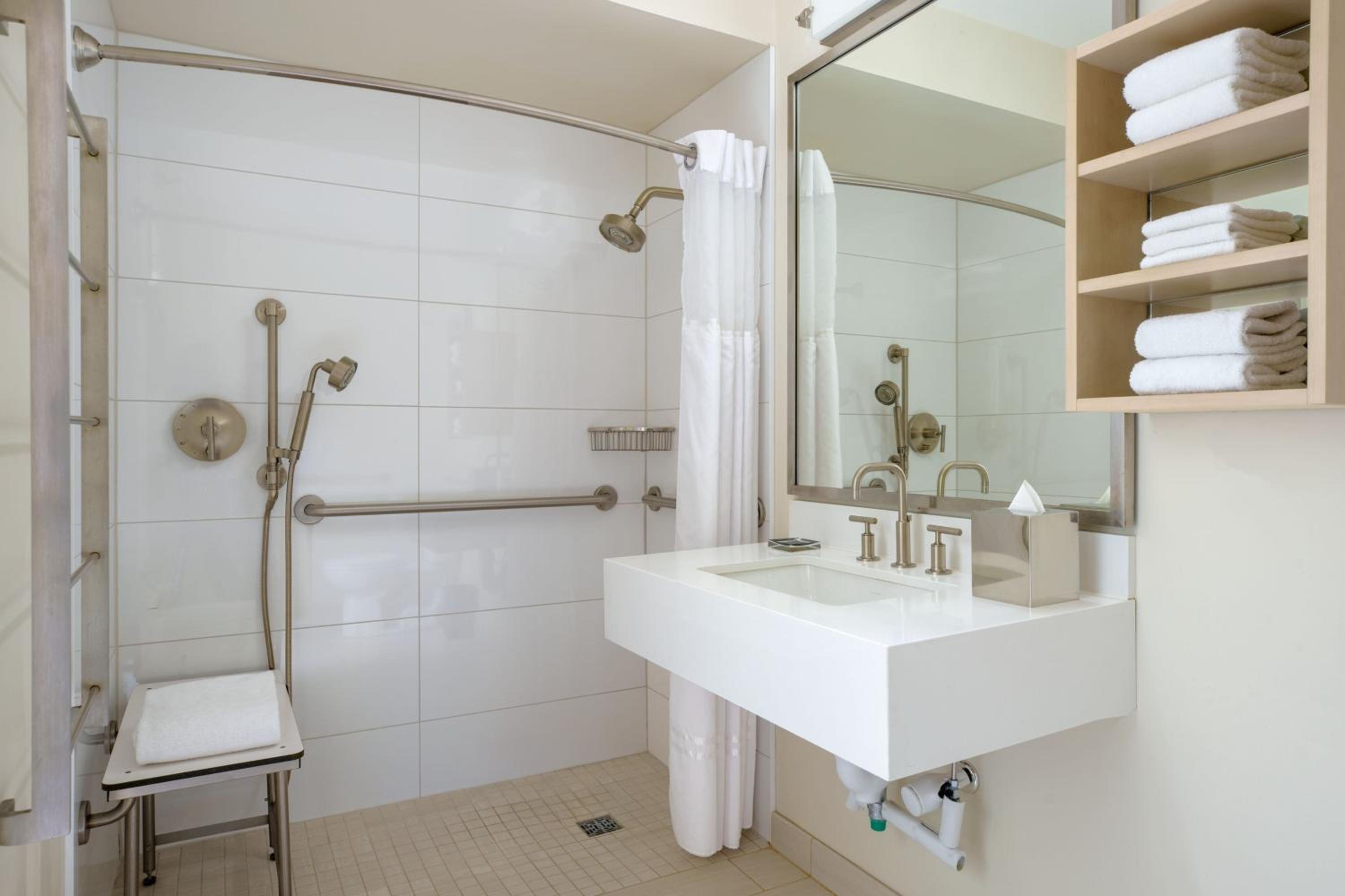 Double Room with City View - Mobility/Hearing Accessible with Roll-In Shower
