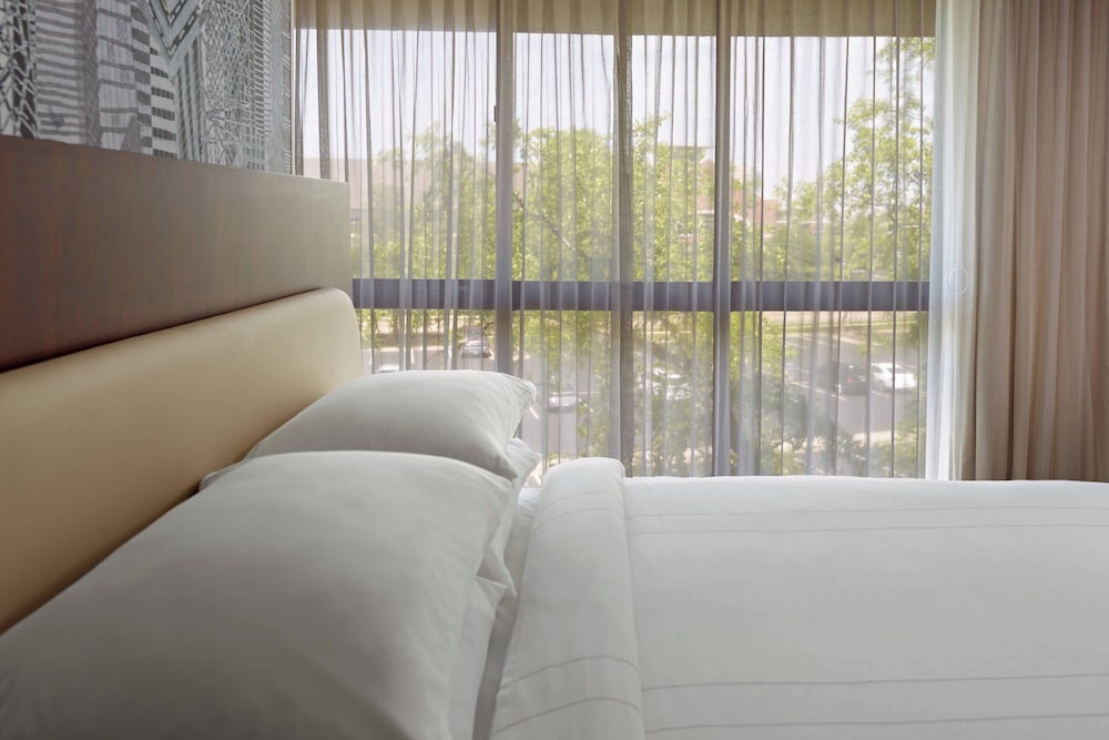 Basic Room, 1 Queen Bed, Roll-In Shower, Non Smoking (Mobility Accessible, Roll-In Shower)