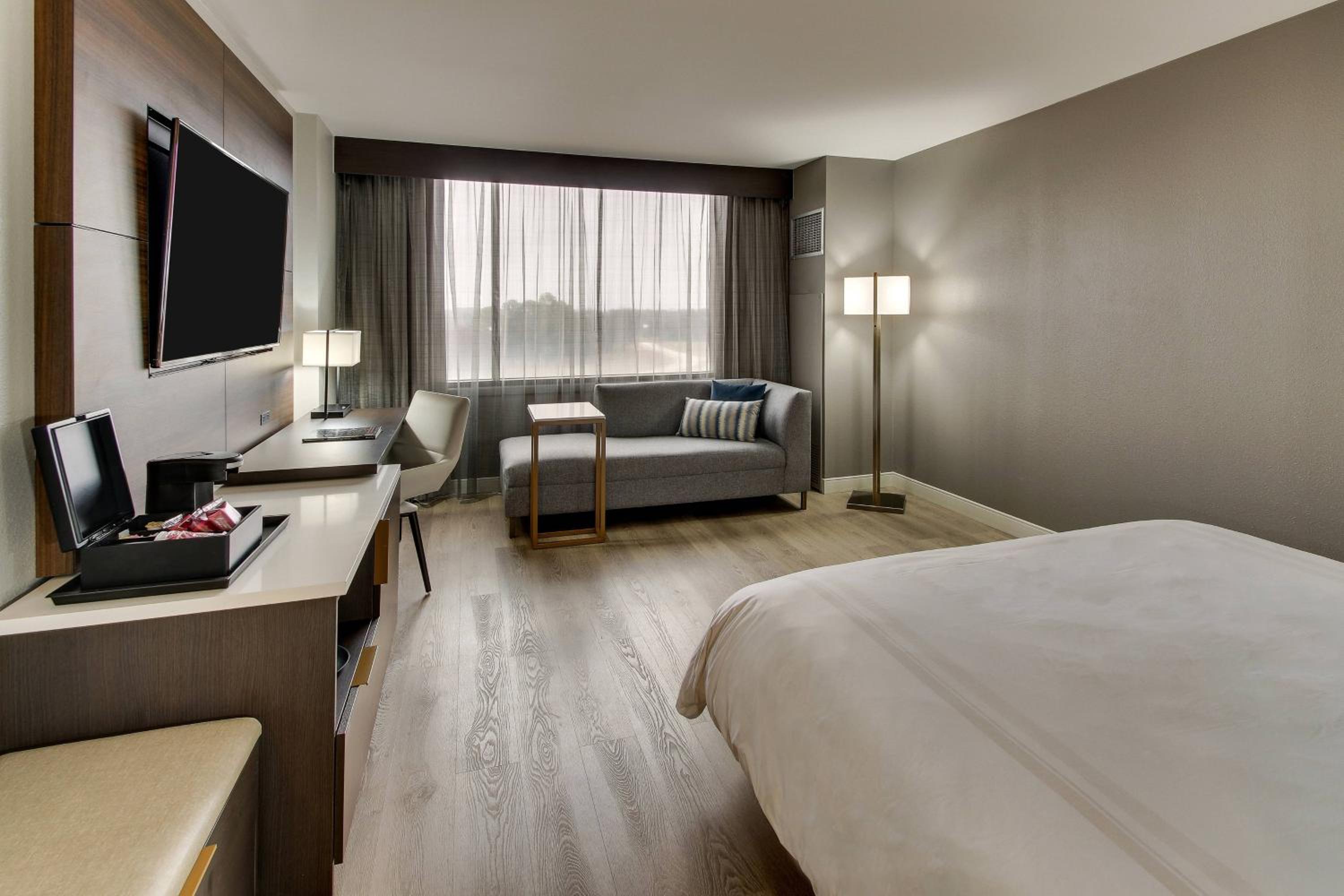 King Room with Roll-in Shower - Mobility and Hearing Accessible