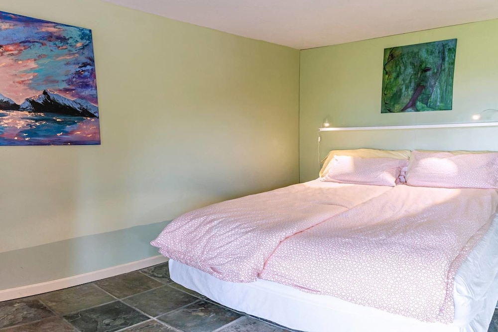 Studio (2 Bedrooms)