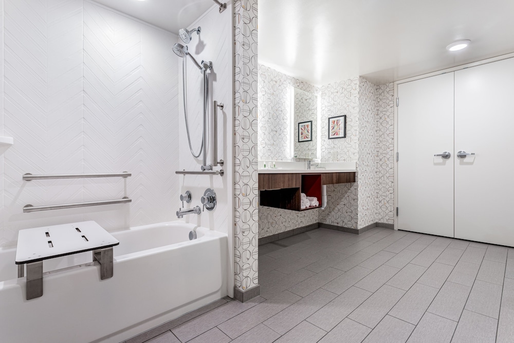Premium Room, Multiple Beds, Accessible (Mobility, Accessible Tub)