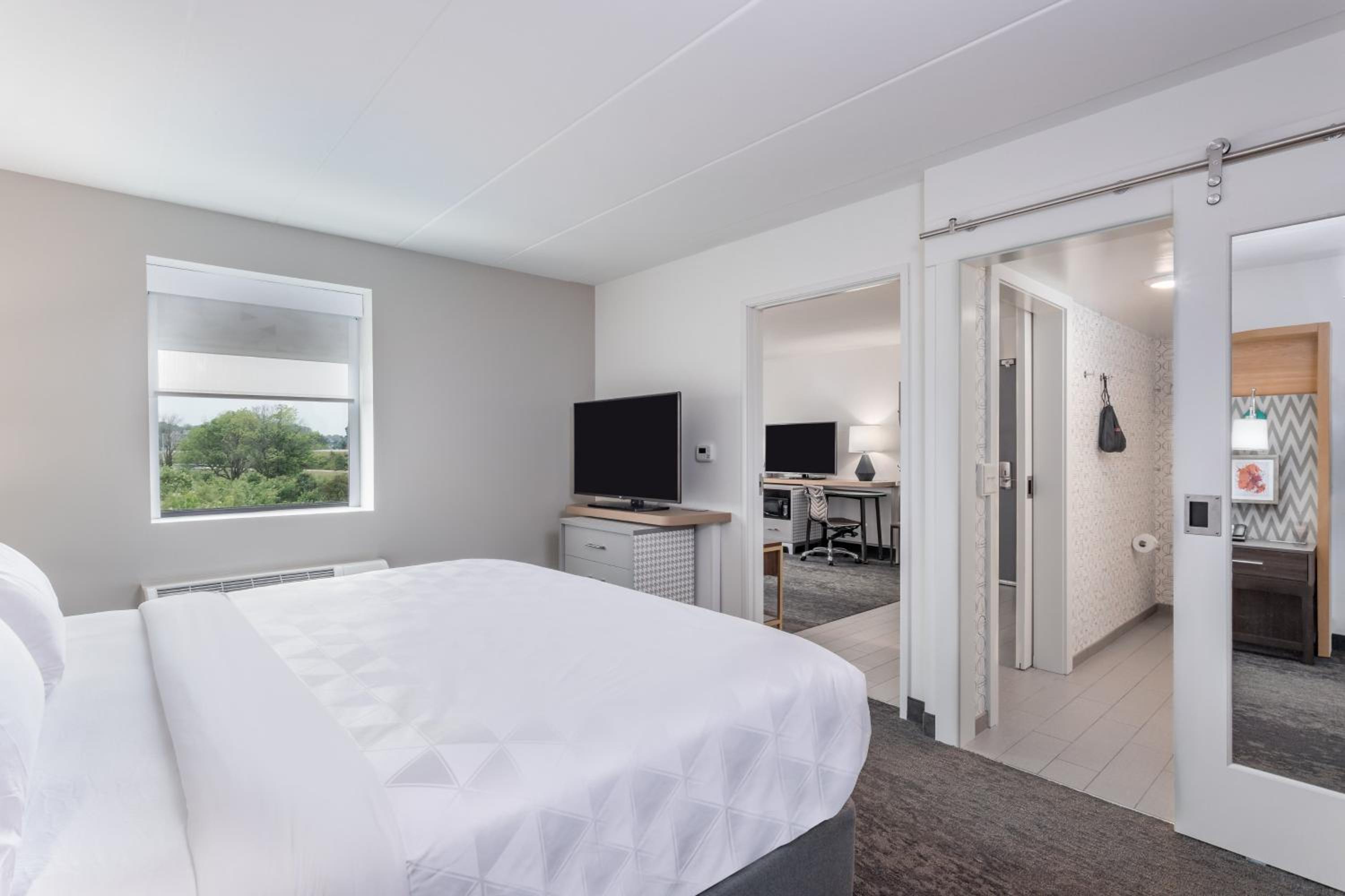 Suite - Hearing Accessible - Non-Smoking