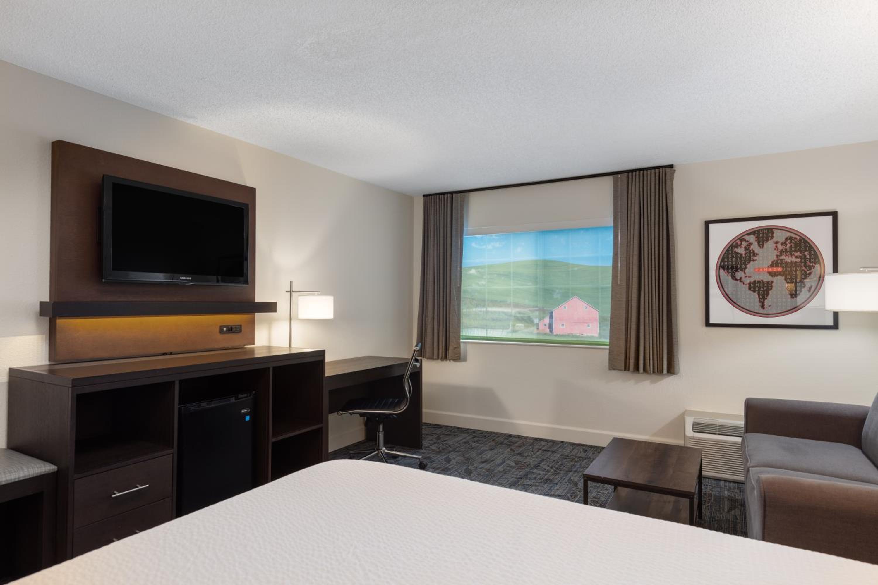 1 Queen Bed, Courtyard View, Non-Smoking