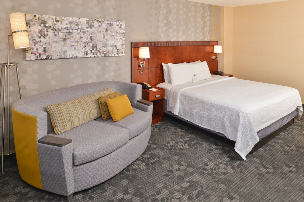 Room, 1 Queen Bed (Mobility/Hearing Access, Roll-In Shwr)