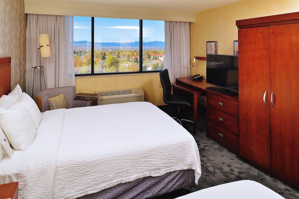 Room, 2 Queen Beds (Mountain View)