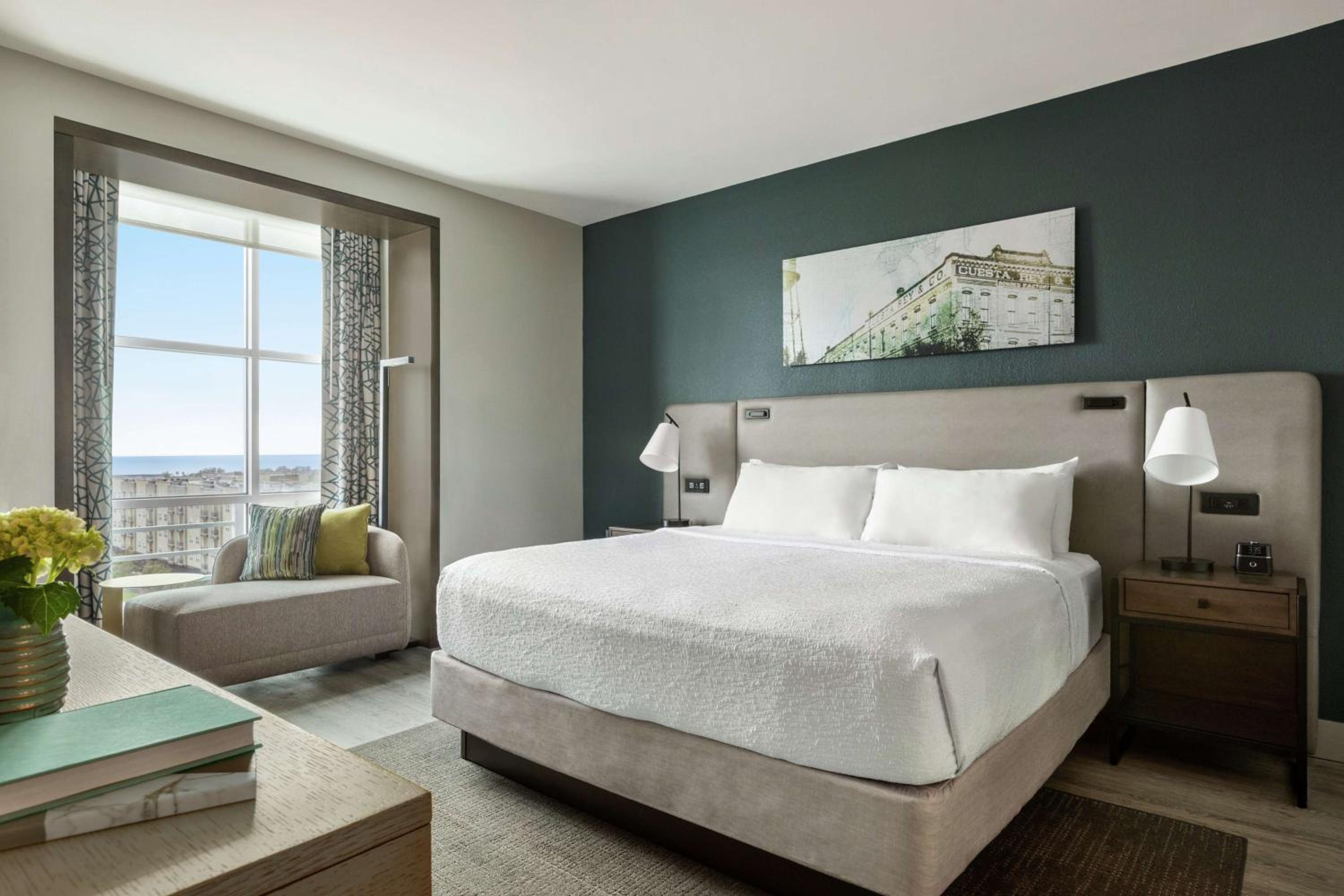 King Suite with Roll-In Shower and Poolside - Disability Access