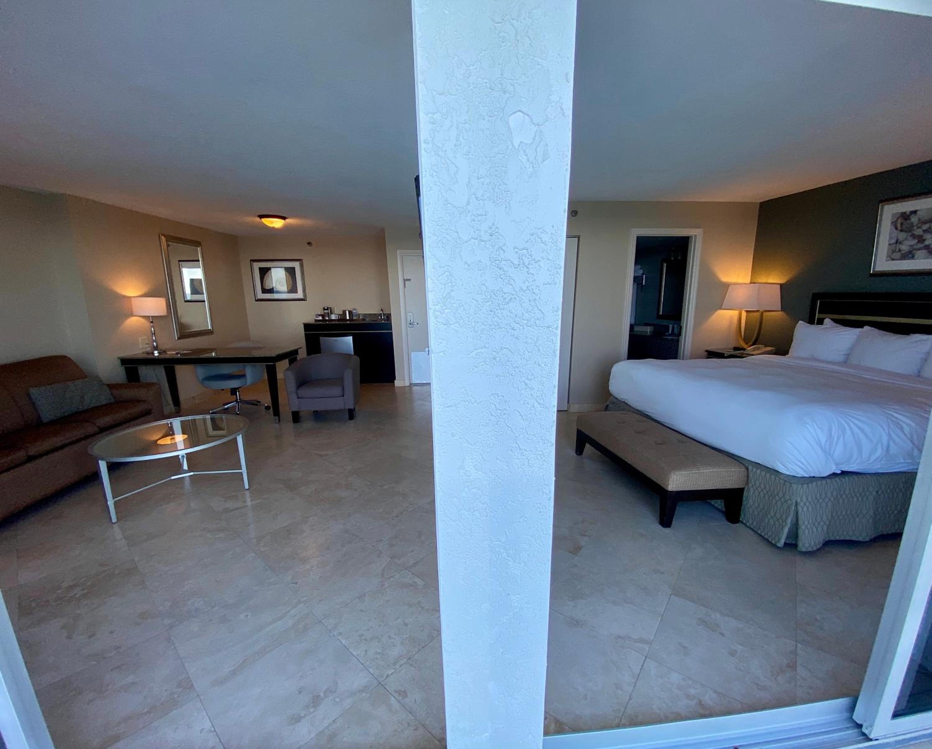 Oceanfront King Studio Suite with Sofa Bed and Walk in Shower over 550 sq. ft. - Balcony