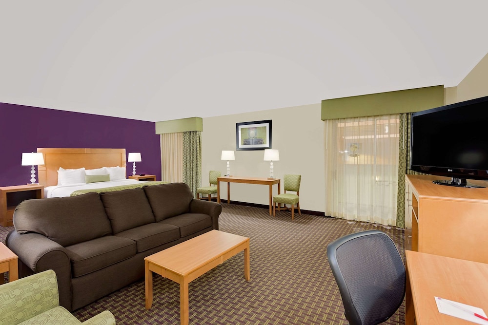 Suite, 1 King Bed, Non Smoking, Poolside (3rd Floor)