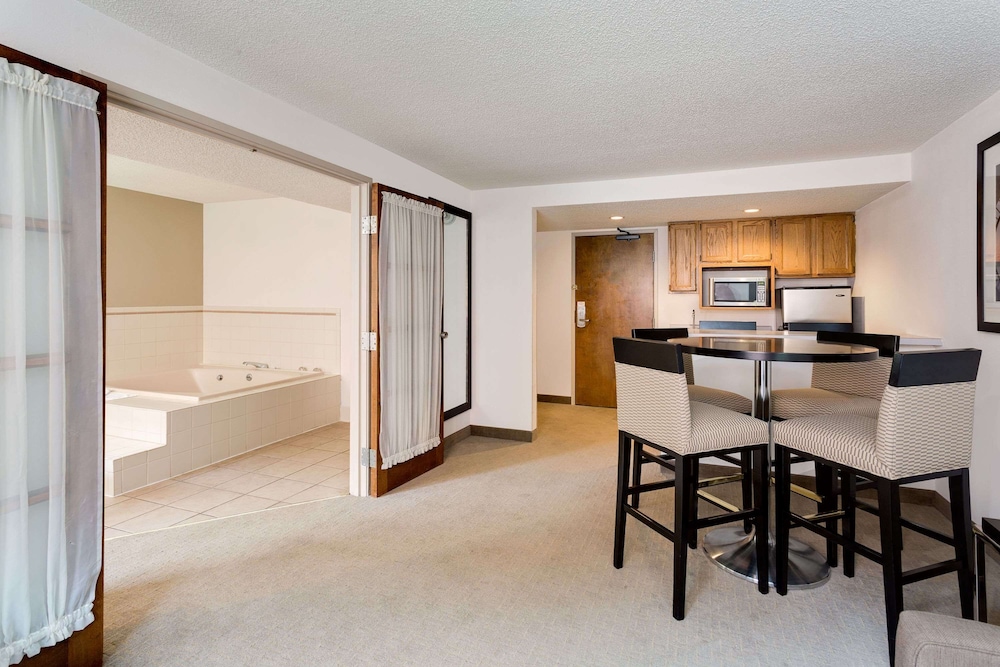 Suite, 1 Queen Bed