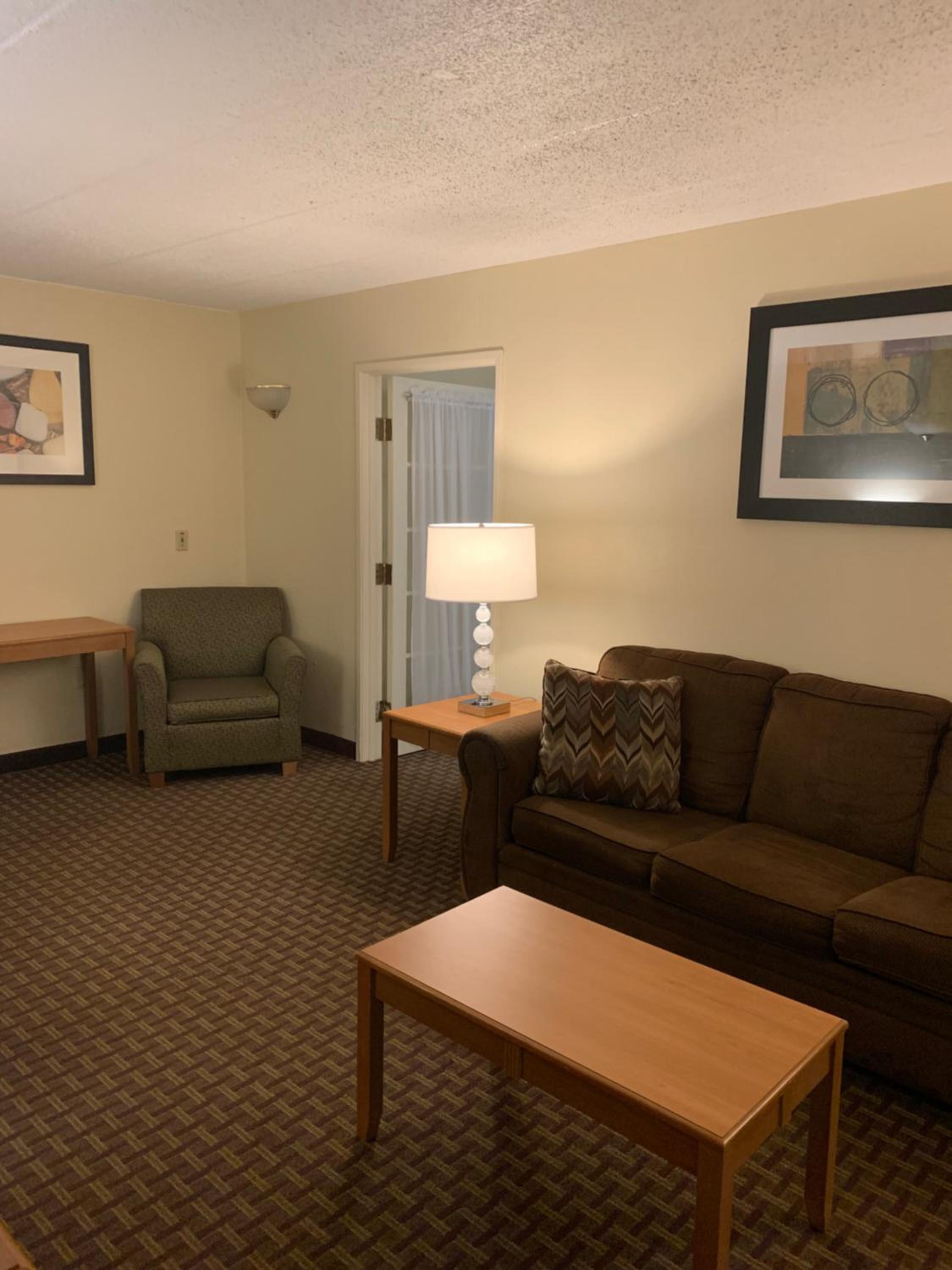 One-Bedroom Queen Suite with Pool View - Non-Smoking