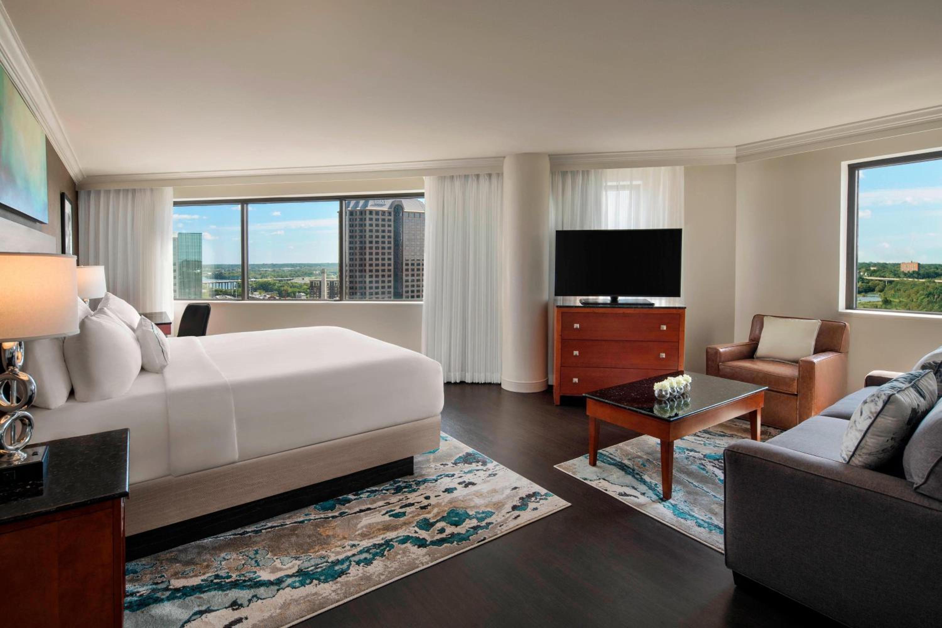 Executive Suite, 1 King, Sofa bed, River view