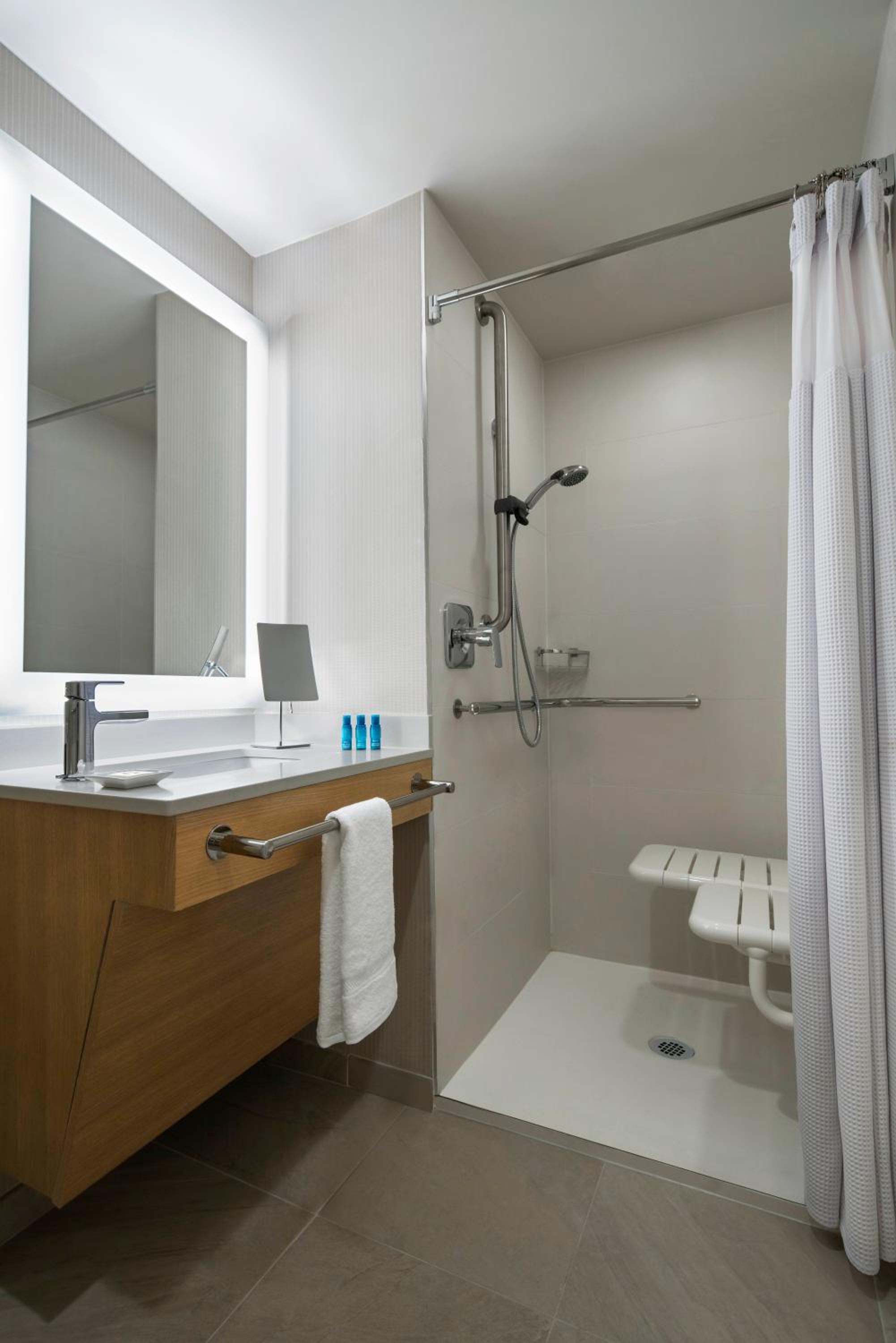 King Room with Transfer Shower - Mobility and Hearing Accessible