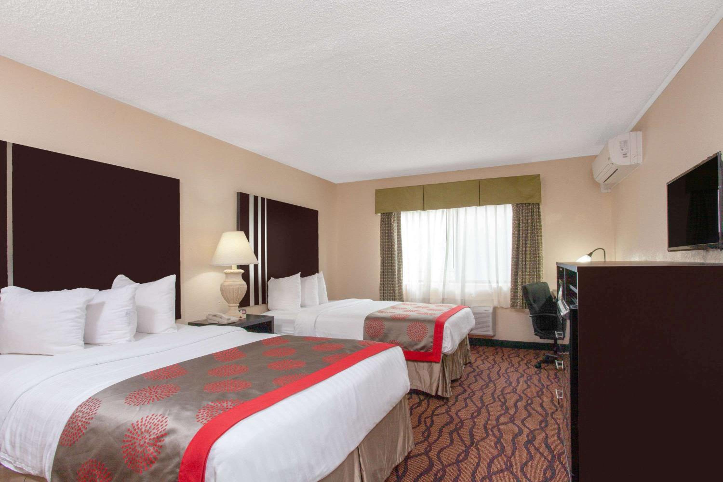 Queen Room With Two Queen Beds - Non-Smoking