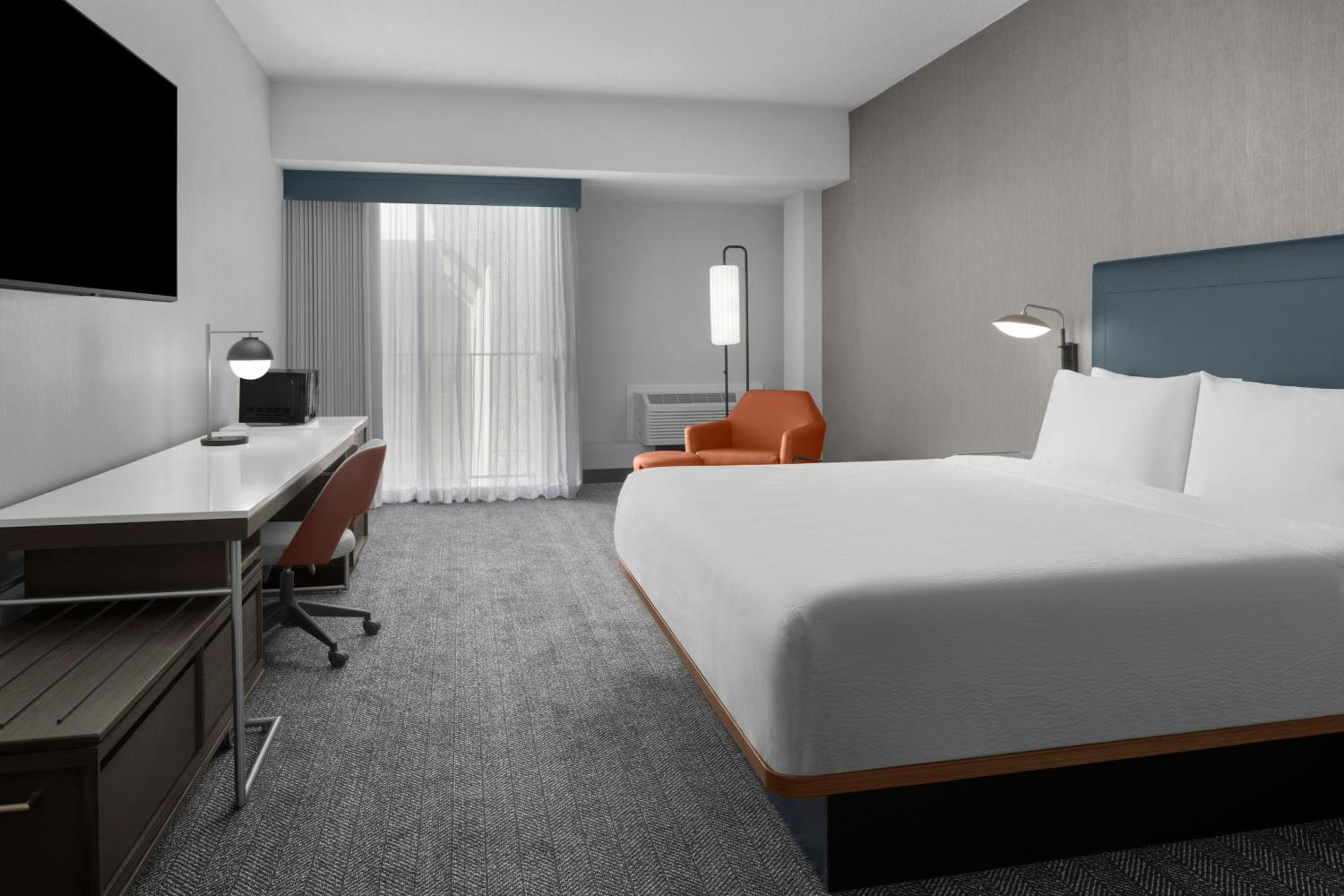 Larger King Room with Tub - Mobility/Hearing Accessible