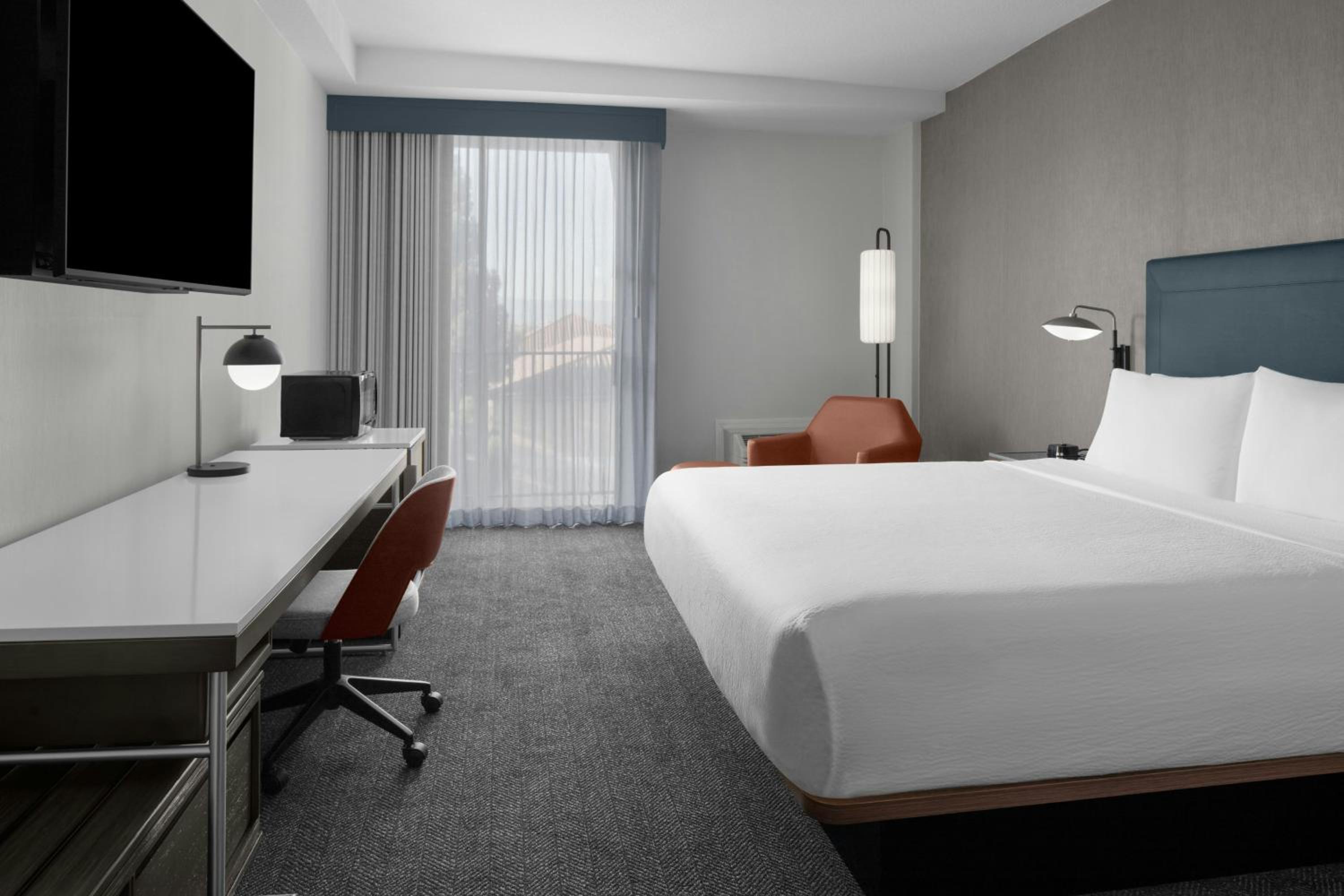 King Room with Roll-In Shower - Mobility Access/Hearing Accessible