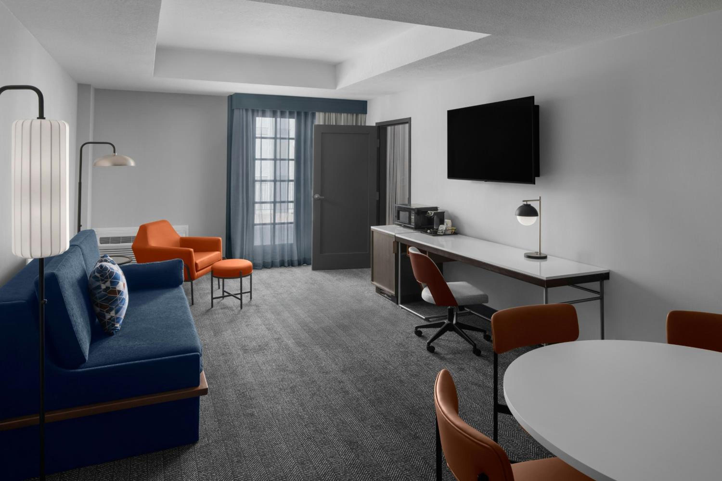 One-Bedroom Queen Suite with Two Queen Beds, Bathtub and Sofa Bed - Mobility Access/Hearing Accessible