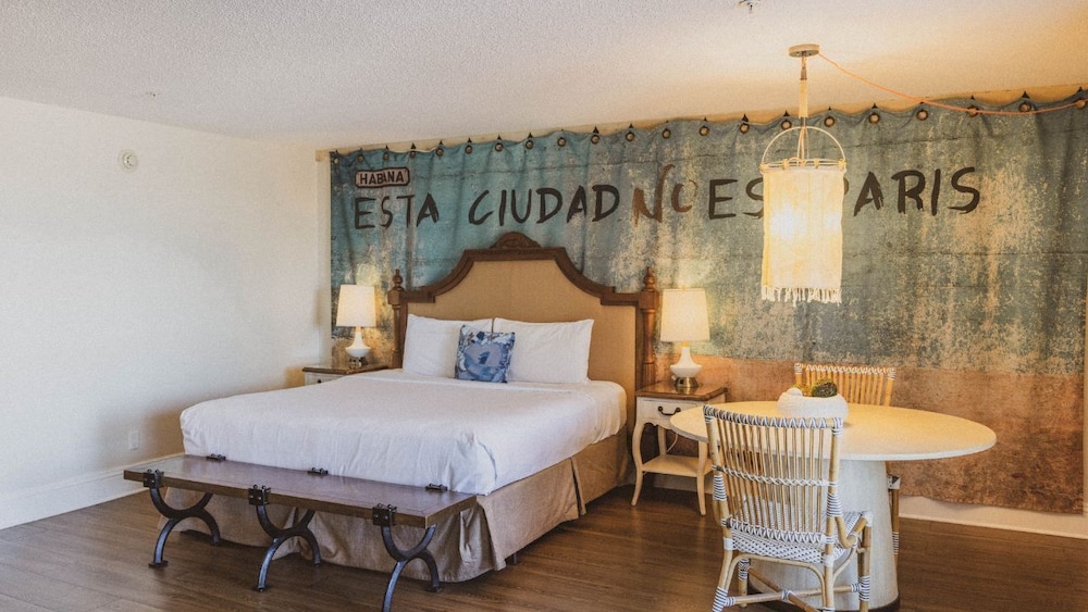 Premium Room, 1 King Bed, Accessible (Lola)