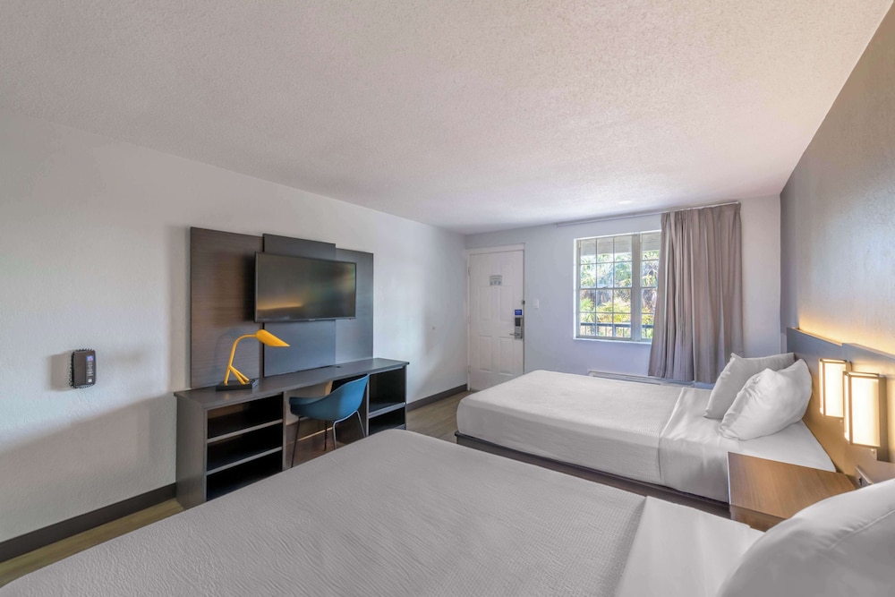 Standard Suite, 2 Queen Beds, Non Smoking