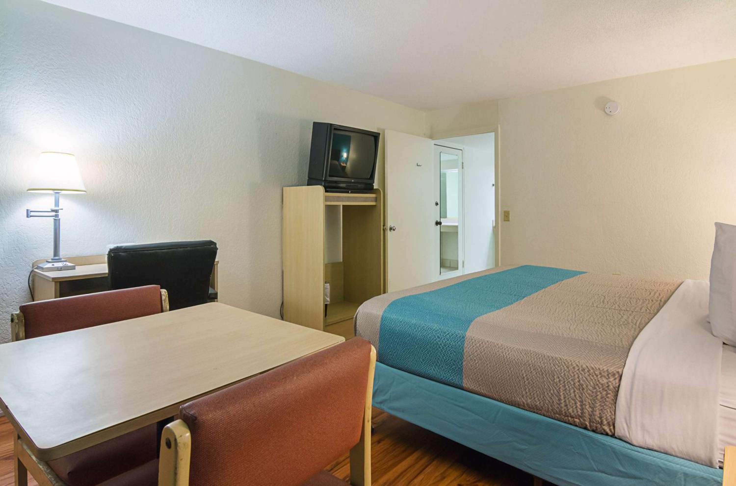 King Room with Roll-in Shower - Disability Access - Non-Smoking