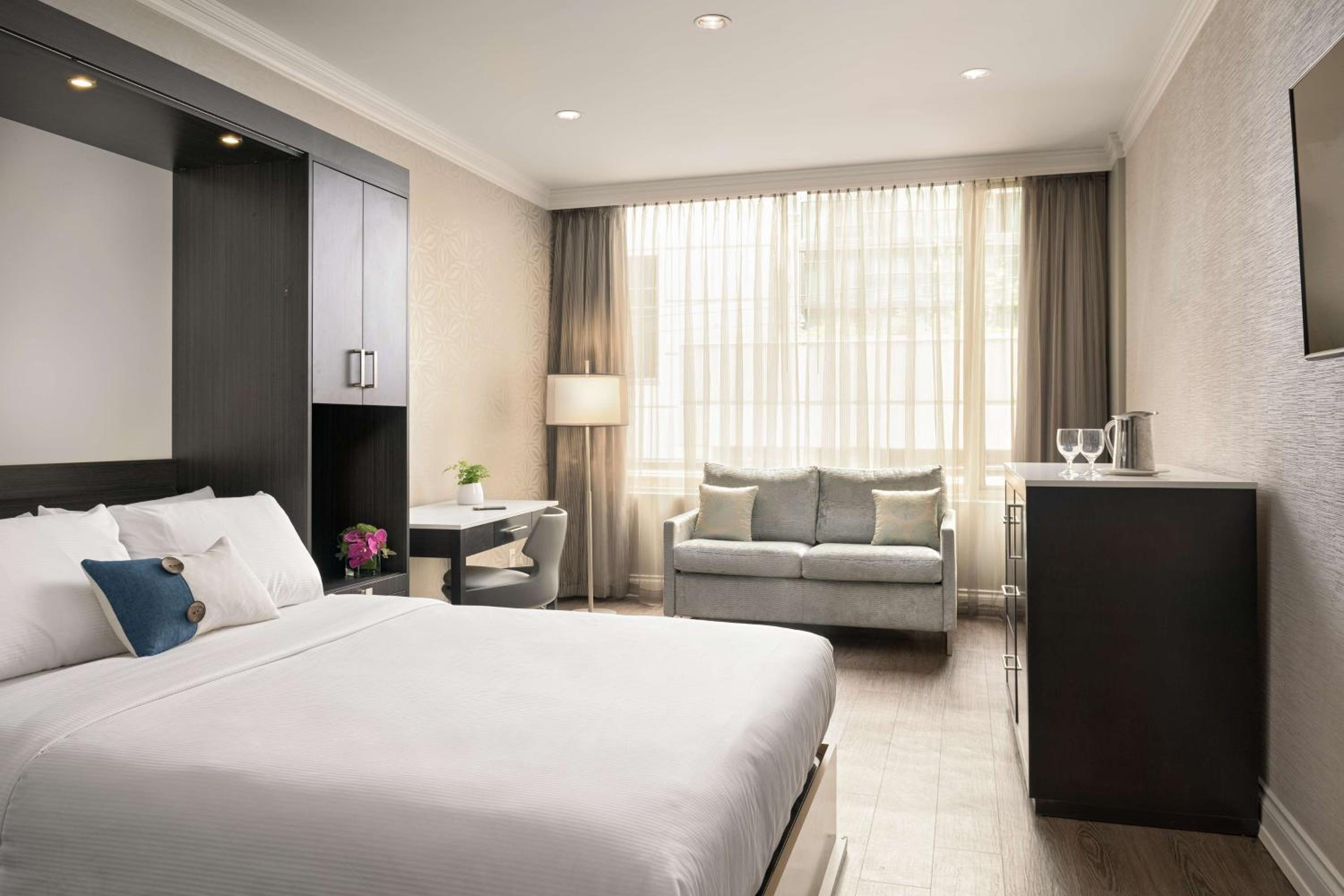 Queen Room with Roll-In Shower - Disability/Non-Smoking