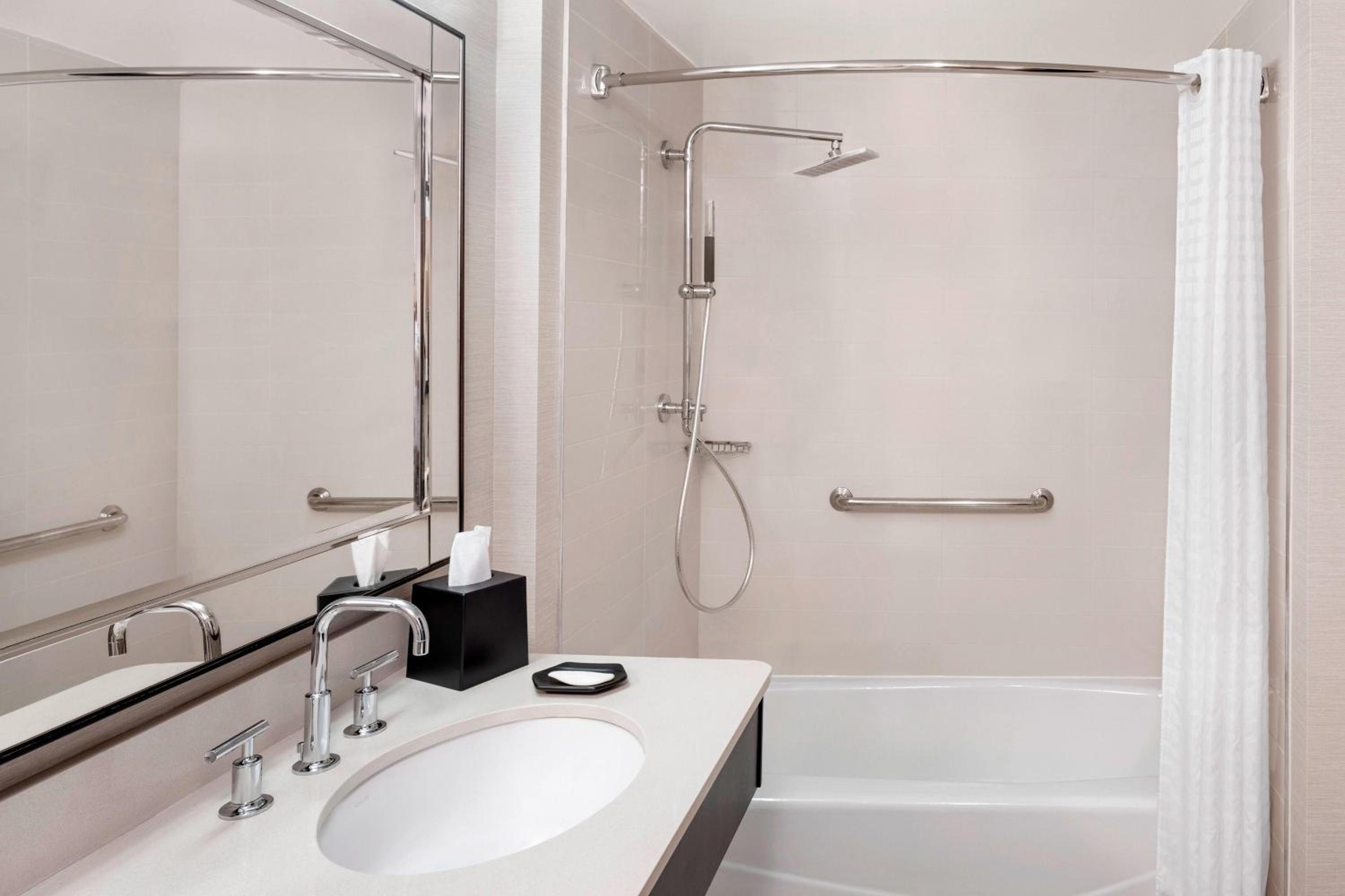 Traditional King Room with Adapted Tub - Mobility and Hearing Accessible