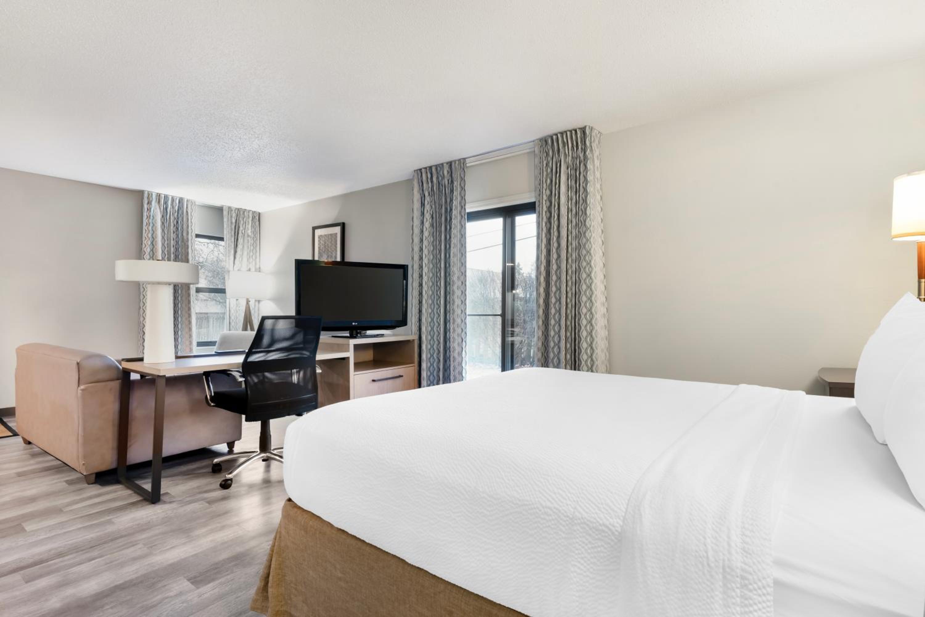 Queen Studio Room with Disability access and Tub